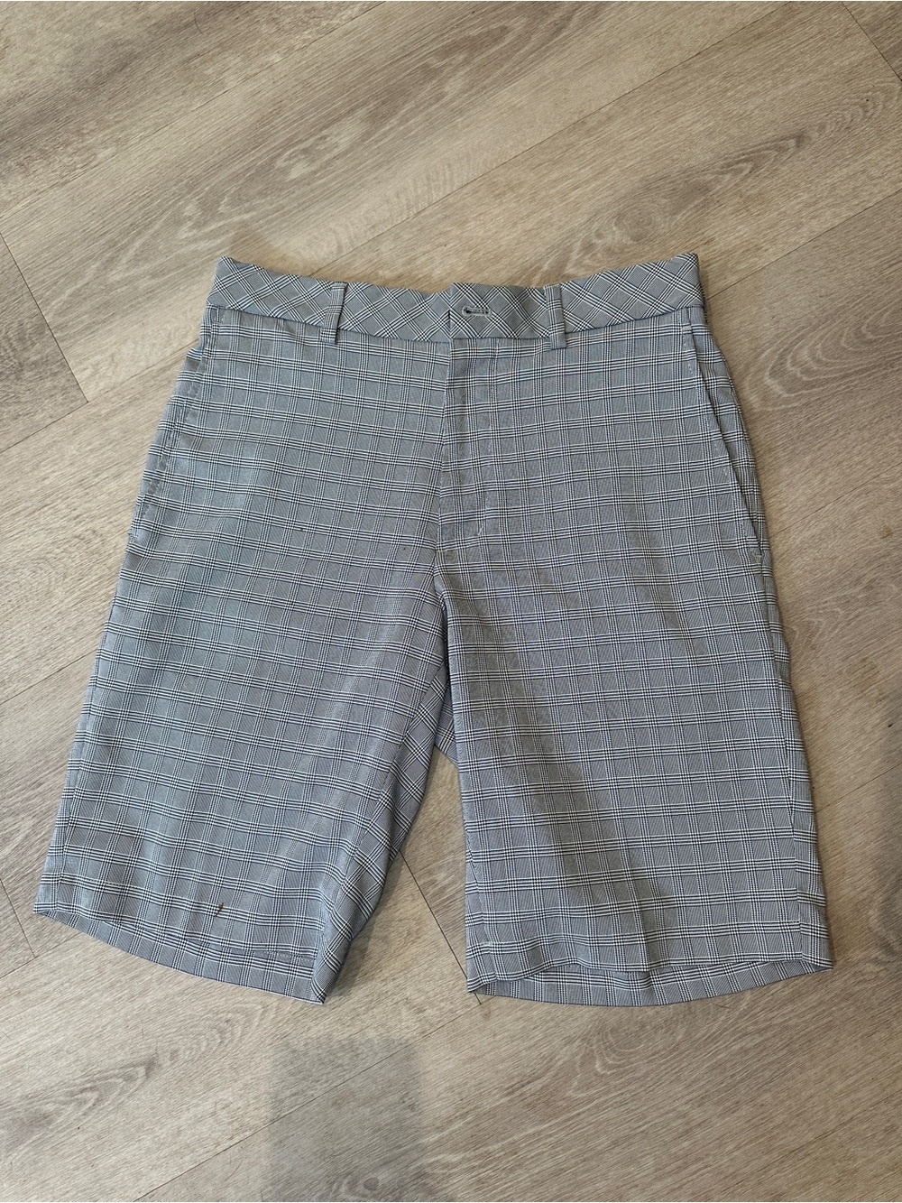 Walter Hagen Men's Gray Plaid Flat Front Chino Shorts Zip Button Polyester